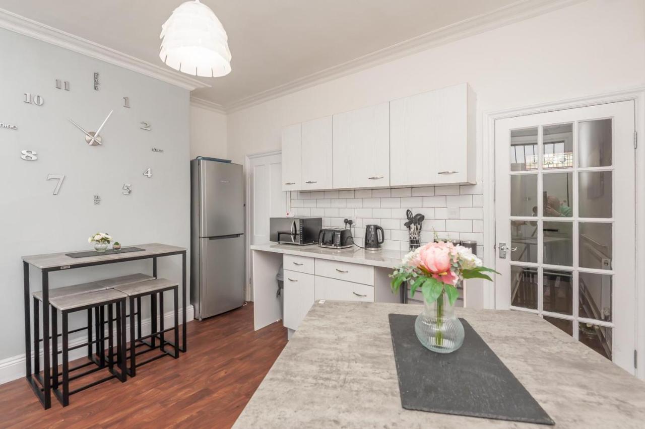 Leeds 4-Bed House - Sleeps 9 Free Parking & Wifi Villa Bagian luar foto