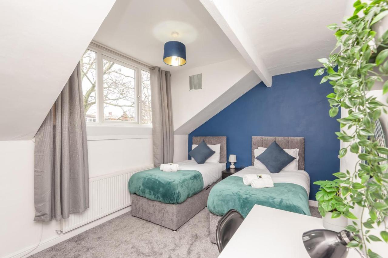 Leeds 4-Bed House - Sleeps 9 Free Parking & Wifi Villa Bagian luar foto
