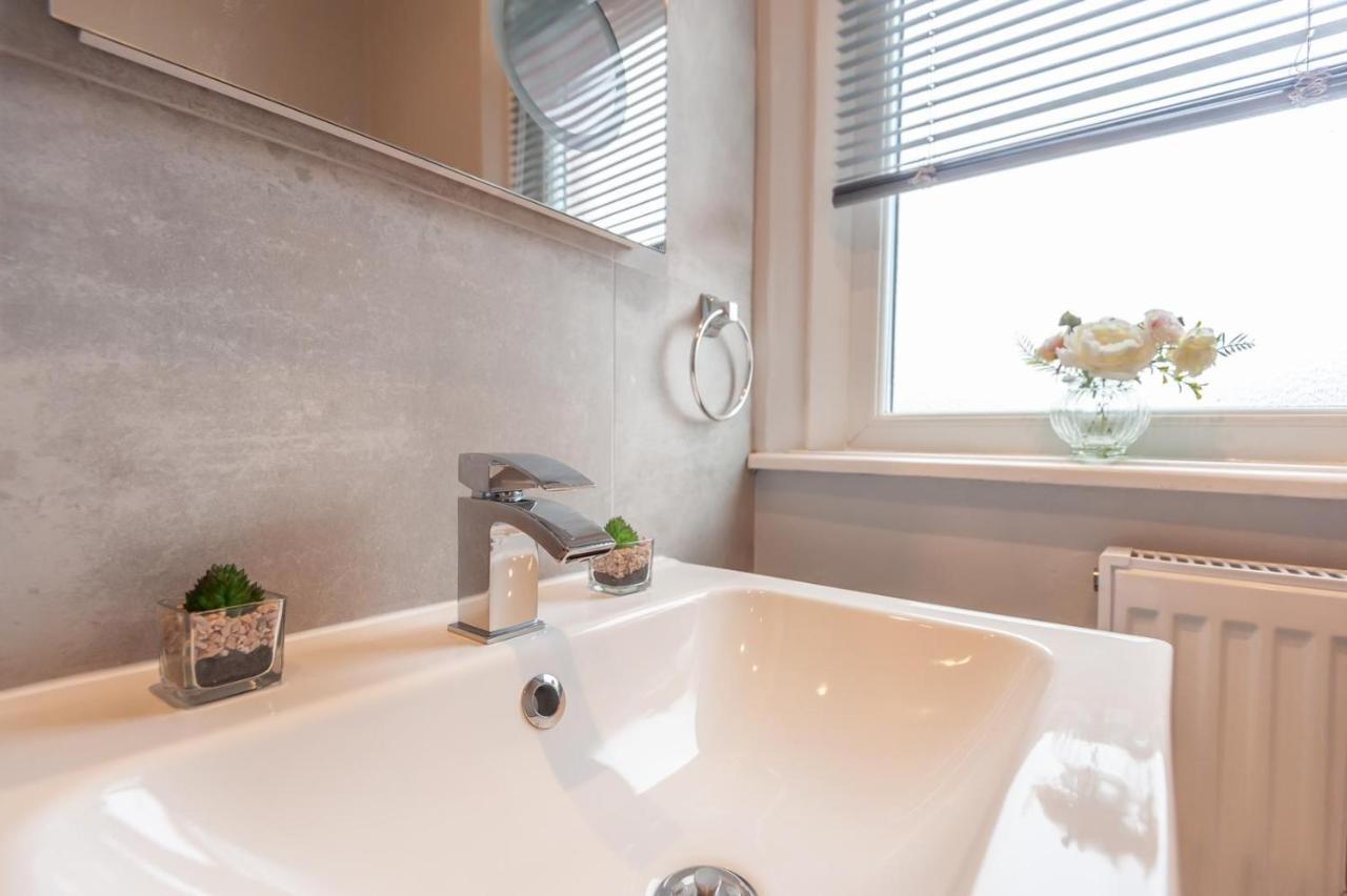 Leeds 4-Bed House - Sleeps 9 Free Parking & Wifi Villa Bagian luar foto