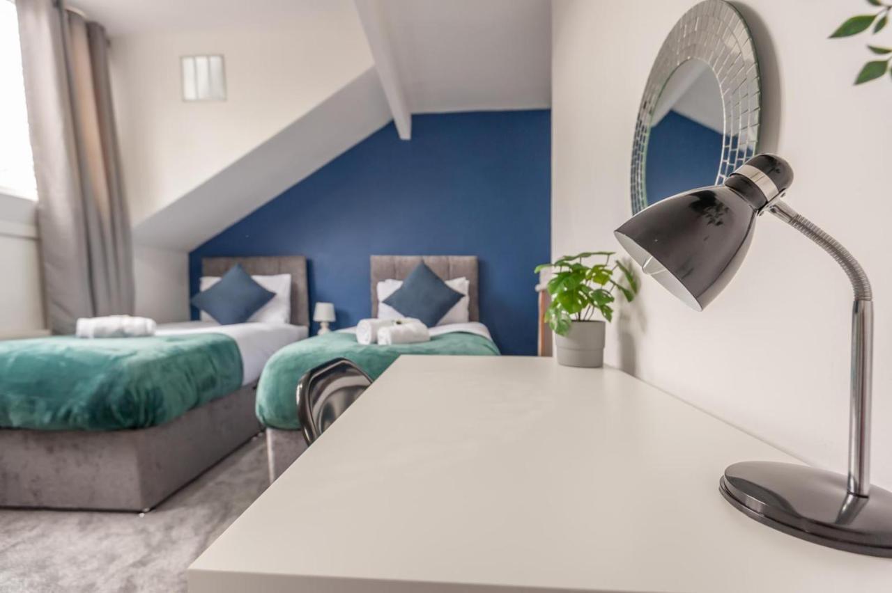 Leeds 4-Bed House - Sleeps 9 Free Parking & Wifi Villa Bagian luar foto