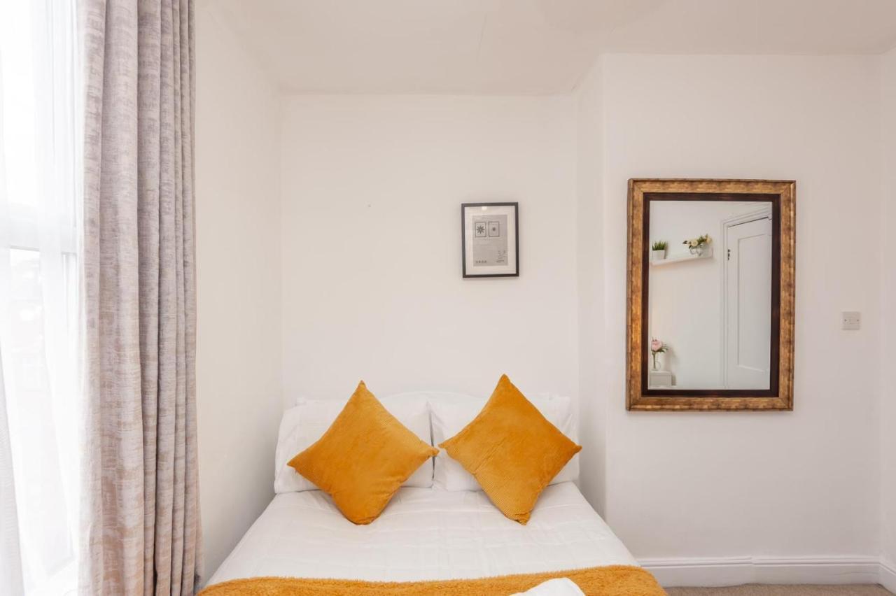 Leeds 4-Bed House - Sleeps 9 Free Parking & Wifi Villa Bagian luar foto