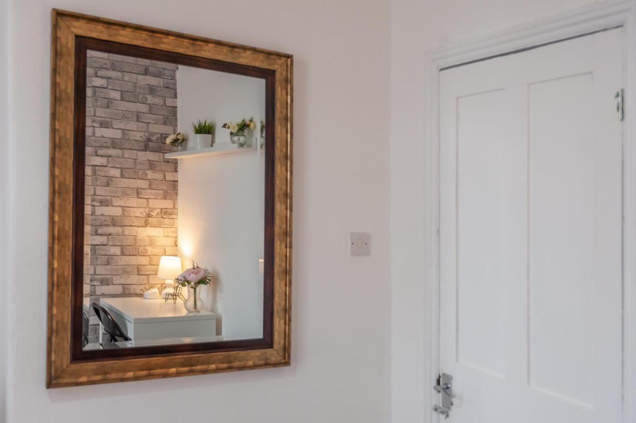 Leeds 4-Bed House - Sleeps 9 Free Parking & Wifi Villa Bagian luar foto
