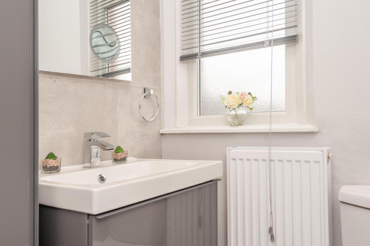 Leeds 4-Bed House - Sleeps 9 Free Parking & Wifi Villa Bagian luar foto
