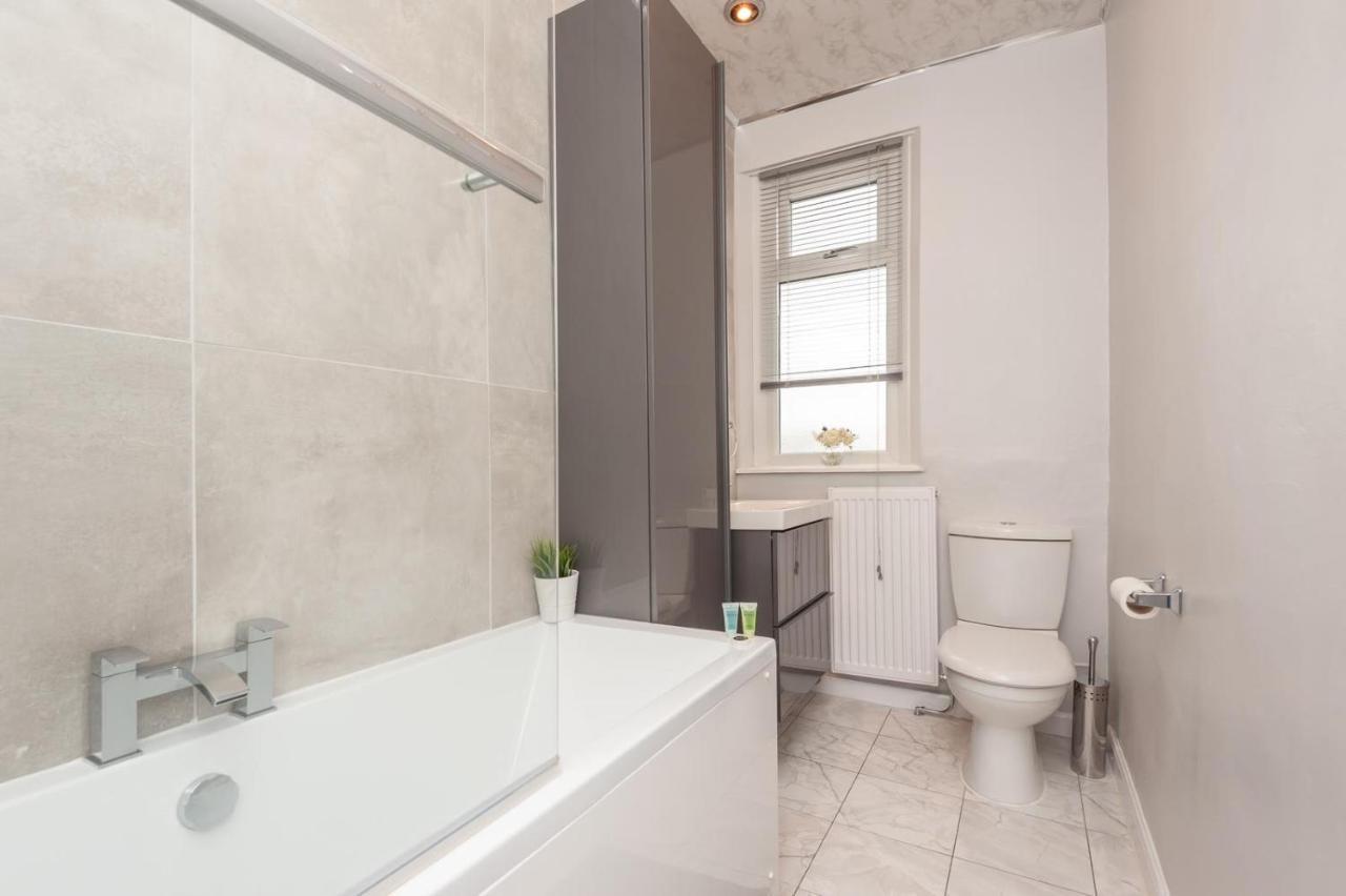 Leeds 4-Bed House - Sleeps 9 Free Parking & Wifi Villa Bagian luar foto