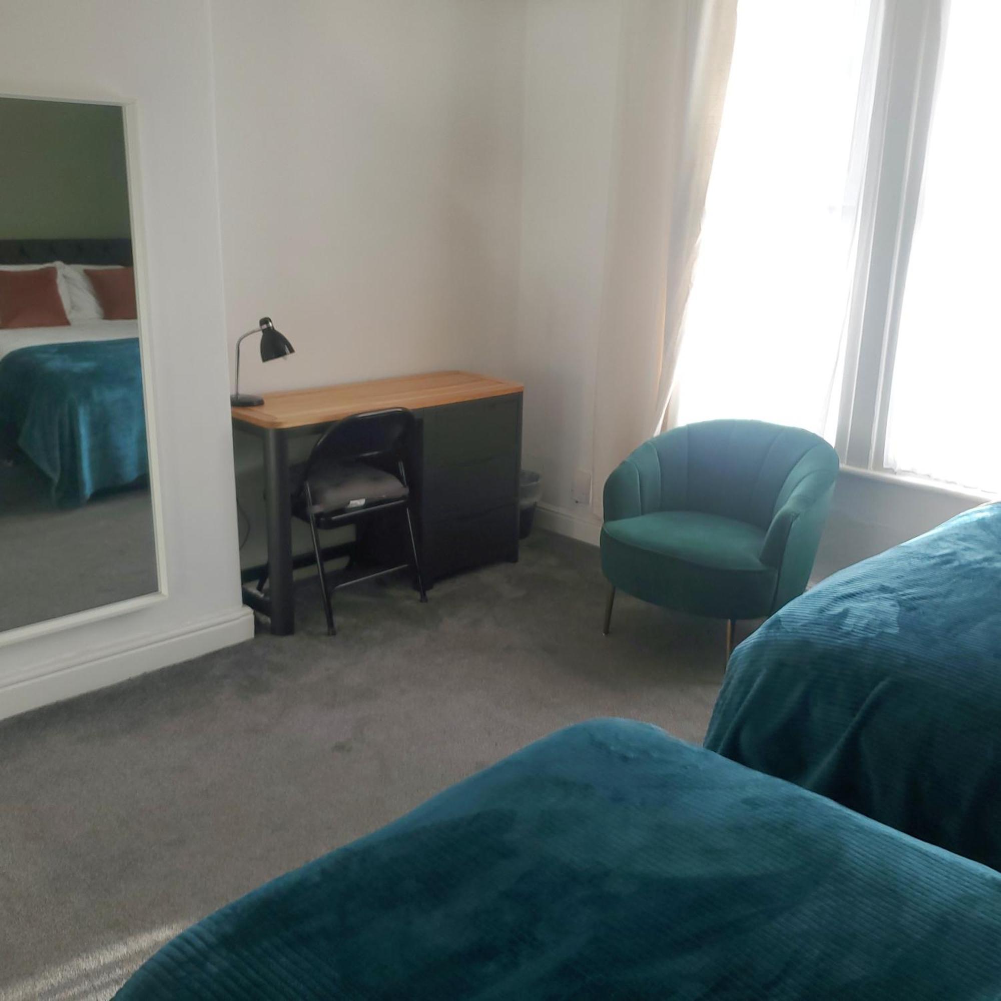 Leeds 4-Bed House - Sleeps 9 Free Parking & Wifi Villa Bagian luar foto