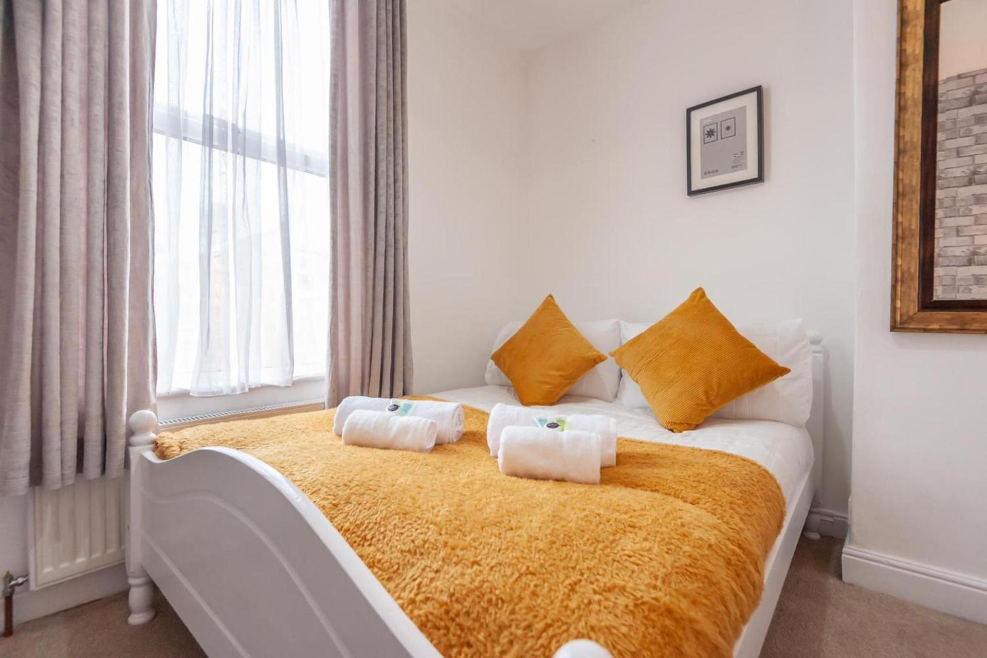 Leeds 4-Bed House - Sleeps 9 Free Parking & Wifi Villa Bagian luar foto